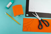 Έπειτα με το μολύβι σχεδιάστε την ουρά και τα αυτιά στο πορτοκαλί χαρτόνι.