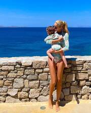 Δούκισσα Νομικού: Μαμά & κόρη φορούν ίδιο μαγιό και τρελαίνουν το Instagram