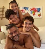 Στέλιος Κρητικός: Δείτε τη μπέμπα του στο κρεβάτι παρέα με τα αδέλφια της 
