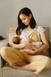 12 μήνες: Το μητρικό γάλα είναι πλούσιο σε θερμίδες και ωμέγα-3 λιπαρά οξέα για την ανάπτυξη των μυών και την ανάπτυξη του εγκεφάλου.