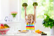 Τροφές που δεν πρέπει να λείπουν από το καθημερινό διαιτολόγιο των παιδιών είναι τα φρούτα, τα λαχανικά και άλλες πηγές βιταμινών, μετάλλων και άλλων απαραίτητων θρεπτικών συστατικών.

