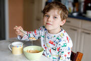 Επιλέξτε τροφές από όλες τις ομάδες τροφίμων, οι οποίες θα προσφέρουν στα παιδια ποικιλία θρεπικών συστατικών.
