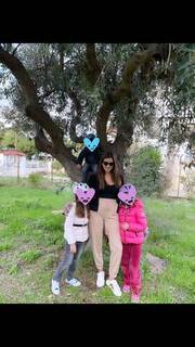 Σταματίνα Τσιμτσιλή: Φωτογραφήθηκε με τις κόρες της και τον άνδρα της