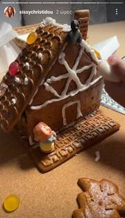 Σίσσυ Χρηστίδου: Έφτιαξε Gingerbread σπιτάκια με τους γιους της (εικόνες)