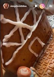 Σίσσυ Χρηστίδου: Έφτιαξε Gingerbread σπιτάκια με τους γιους της (εικόνες)