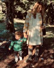 Κλέλια Πανταζή: Οι υπέροχες φώτο με τον γιο της μπροστά στο minimal δέντρο