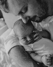 Μπαμπάδες εν δράσει: Μοναδικές φωτογραφίες μπαμπάδων με τα μωρά τους