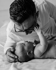 Μπαμπάδες εν δράσει: Μοναδικές φωτογραφίες μπαμπάδων με τα μωρά τους