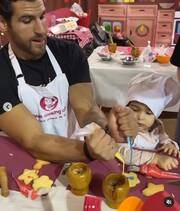 Ετεοκλής Παύλου: Ο μπαμπάς φτιάχνει και διακοσμεί μπισκότα με την κόρη του