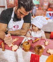 Ετεοκλής Παύλου: Ο μπαμπάς φτιάχνει και διακοσμεί μπισκότα με την κόρη του