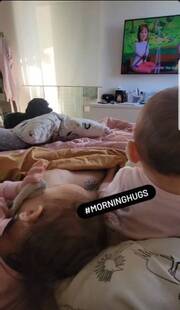 Λευτέρης Πετρούνιας: Ξαπλωμένος με την κόρη του στο κρεβάτι – Δείτε τις αστείες φώτο 