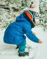 Η Τζένη Θεωνά ανήρτησε μία φωτογραφία του μικρού Αρίωνα που παίζει αμέριμνος με το χιόνι.