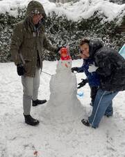 H Eυδοκία Ρουμελιώτη με τον σύζυγο και τον γιο τους έφτιαξαν έναν χιονάνθρωπο με ένα ιδιαίτερο καπέλο. 
"Το γλυπτό μας ολοκληρώθηκε!"  έγραψε στην ανάρτησή της.