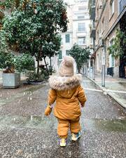 Τέλος, η Νικολέττα Ράλλη δημοσίευσε μία φωτογραφία της κόρη της που περπατά ενώ χιονίζει: "Το πρώτο μας χιόνι (φάγαμε και λίγο)" 