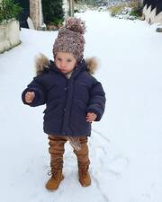 Ο χαριτωμένος γιος της Μορφούλας Ντόνα περιεργάζεται το χιόνι.