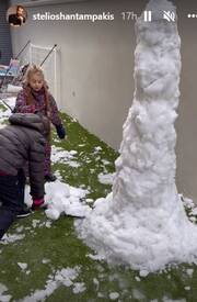 Χανταμπάκης- Πηλιάκη: Έφτιαξαν με τα παιδιά τους τον πιο ψηλό  χιονάνθρωπο 