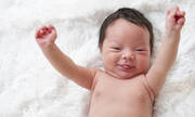 Το τονικό αντανακλαστικό του αυχένα: Όταν το κεφάλι του μωρού στρέφεται προς τη μία πλευρά, το χέρι της ίδιας πλευράς εκτείνεται ίσιο προς τα έξω, ενώ το άλλο κάμπτεται στον αγκώνα.
