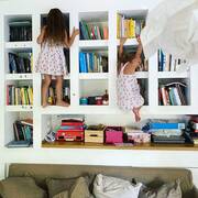 Αγαπημένη δραστηριότητα μαμά και κοριτσιών είναι το διάβασμα. Η Ελιάνα Χρυσικοπούλου μάλιστα, συχνά προτείνει βιβλία και στους διαδικτυακούς της φίλους. Εδώ βλέπουμε την λευκή βιβλίοθήκη που έχουν στο σαλόνι τους. 
