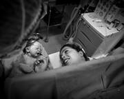 Μαμά με το νεογέννητο μωρό της δίπλα δίπλα  - Πηγή φωτογραφίας: Instagram / joanna.macedo.photos