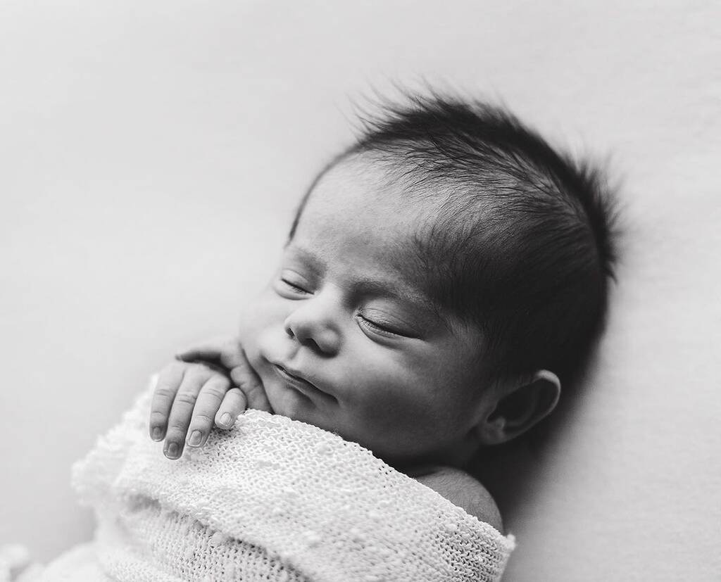 Συνηθίζεται το μωρό να κοιμάται κατά τη διάρκεια των φωτογραφίσεων. / Instagram @jenrobertsphotographer