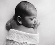 Σε άλλες τα μωρά κοιμούνται μόνα τους... / Instagram @jenrobertsphotographer