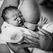 Νεογέννητο στην αγκαλιά της μαμάς του - Instagram  / laurenanddouglas.birth
