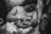 Νεογέννητο θηλάζει λίγο μετά τον τοκετό - Instagram  / laurenanddouglas.birth