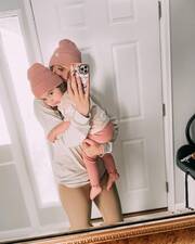 Μαμά και γιος ντυμένοι ασορτί- Instagram / lindydawn__