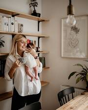 Το multi-tasking της μητρότητας -  Instagram / gosia.radon.fotografia