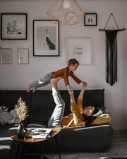 Μαμά και γιος παίζουν στον καναπέ -  Instagram / gosia.radon.fotografia