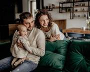 Γονείς με το μωρό τους φωτογραφίζονται στον καναπέ τους -  Instagram / gosia.radon.fotografia