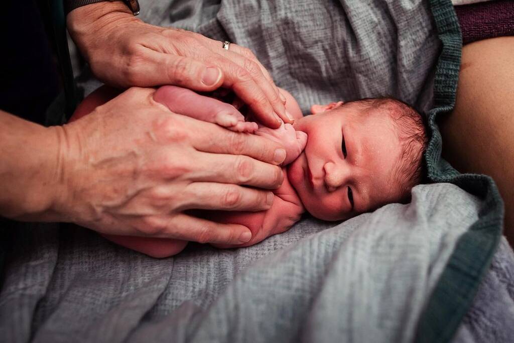 Φωτογραφία που αναδεικνύει το πόσο μικρό είναι ένα μωρό όταν γεννιέται - Πηγή φωτογραφίας: Instagram / monetnicolebirths