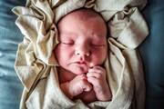Νεογέννητο τυλιγμένο με το κουβερτάκι του λίγο μετά τον τοκετό - Πηγή φωτογραφίας: Instagram / monetnicolebirths