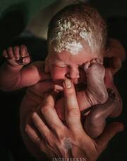 Κάπως έτσι μοιάζει το εμβρυικό σμήγμα όταν ένα μωρό γεννιέται (Φωτογραφία instagram @ingefotografie.nl )