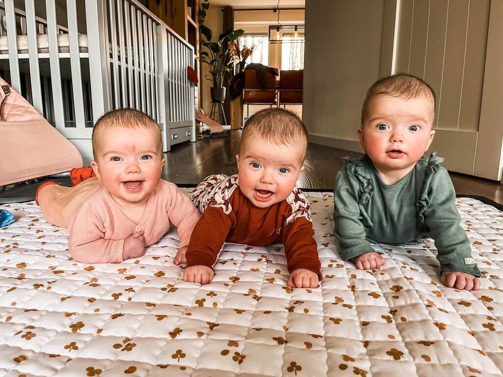 Οι τρεις αδερφούλες μποσυουλάνε στο πάτωμα - Πηγή φωτογραφίας: Instagram / drielingmama.julia
