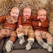 Οι τριδυμούλες με φλοράλ παντελόνι και πορτοκαλί πουλόβερ.- Πηγή φωτογραφίας: Instagram / drielingmama.julia