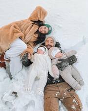 Η αναμνηστιή φωτογραφία που τράβηξαν ο Σάκης Τανιμανίδης και η Χριστίνα Μπόμπα στα χιόνια.