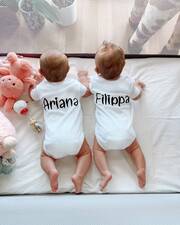 Με αυτή τη φωτογραφία η Χριστίνα Μπόμπα και ο Σάκης Τανιμανίδης ανακοίνωσαν τα ονόματα που θα δώσουν στις κόρες τους. 