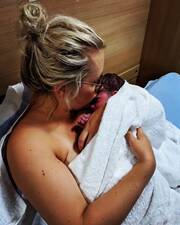 Η δεραματική επαφή έχει πολλά οφέλη για το μωρό - Πηγή φωτογραφίας: Instagram / mypositivebirthstory
