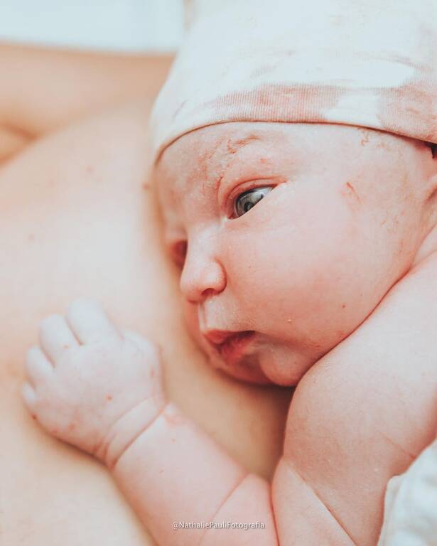 Νεογέννητο κουρνιάζει στο στήθος της μαμάς του  - Instagram / nathaliepaulifotografia
