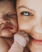 Μαμά και μωρό νεογέννητο φωτογραφίζονται μαζί - Instagram / nathaliepaulifotografia