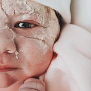 Νεογέννητο με το εμβρυιοκό σμήγμα - Instagram / nathaliepaulifotografia