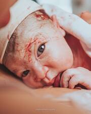 Μωρό με το εμβρυικό σμήμα στην αγκαλιά της μαμάς του - Instagram / nathaliepaulifotografia
