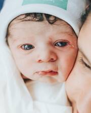 Μωρό λίγα λεπτά μετά τη γέννησή του - Instagram / nathaliepaulifotografia