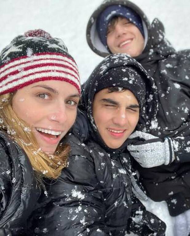 Μία σειρά από φωτογαφίες με τους γιους της στα χιόνια είχε δημοσιεύσει η ηθοποιός και παρουσιάστρια. Εδώ βλέπουμε και τα δύο αγόρια μαζί.
