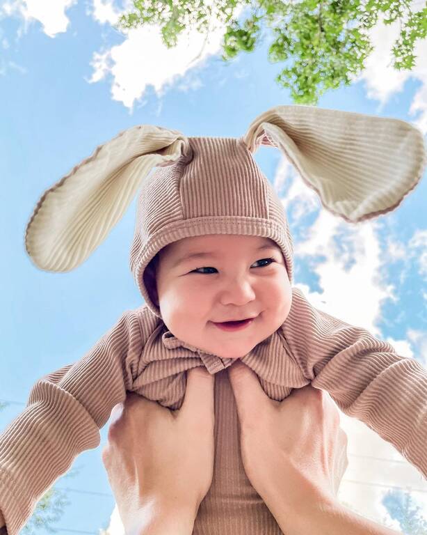 Μωράκι με ολόσωμη φόρμα λαγουδάκι - Πηγή φωτογραφίας: Instagram / tammmmy.t
