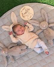 Μωράκι με τα πασχαλινά του κουκλάκια - Πηγή φωτογραφίας: Instagram / _hugo_and_ralph