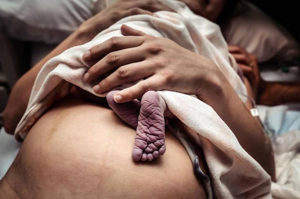 Τα ζαρωμένα πατουσάκια του νεογέννητου - Πηγή φωτογραφίας: Instagram / monetnicolebirths