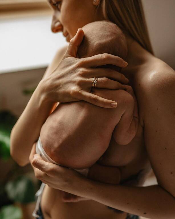 Μαμά έχει το νεογέννητο μωρό της αγκαλιά - Instagram / fotografie_eweliny