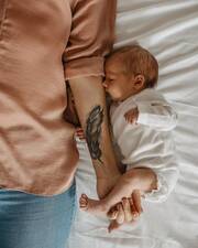 Μία ιδιαίτερη φωτογραφία που αναδεικνύει το μικροσκοπικό μέγεθος του νεογέννητου - Instagram / fotografie_eweliny